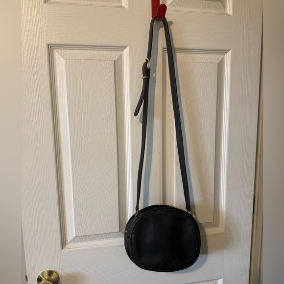 Coach Handbags - Vintage COACH Chester Canteen Crossbody Bag🖤✔️